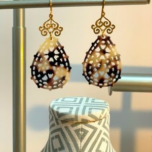 Tortoise shell resin earrings gold